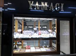 Pin By Ramazan Asik On Kuyumcu Vitrinleri Jewellery Shop Design Shop Design Design
