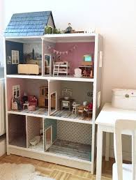 Wie wäre es denn mal ein bisschen privater? Ikea Hack Puppenhaus In 2021 Puppenhaus Ikea Hacken Kinder Puppenhaus Bucherregal
