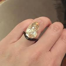 Scarlett Johansson S Engagement Ring Is Epic Celebrity Engagement Rings Lovely Engagement Ring Celebrity Jewelry