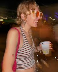 The progression of a random girl giving my sister and I her sunglasses and  taking a whole ass photo shoot at the club Had the most amazing night with  you sissy before