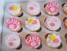 Este listado es para un conjunto de 12 revestimientos de cupcakes de corte láser blanco brillante de perlas con un diseño de bebé intrincado alrededor de la parte superior, hecho para cupcakes de tamaño estándar. Cupcakes Para Baby Shower