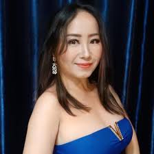 Leena Lee updated their profile picture.