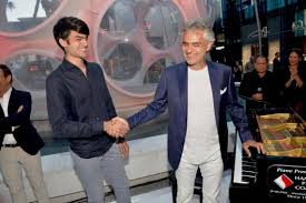 Andrea bocelli, bien que la musique du silence (la musica del silenzio ) soit une adaptation de son livre éponyme (1999). Andrea Bocelli S Son Can Sing Too Miami Herald