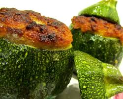 Suggerisco due tra i miei preferiti, uno a base di tonno e un altro con salsiccia e formaggio, uno più buono dell'altro! Zucchine Ripiene Con Tonno E Capperi