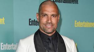 The official manchester united website with news, fixtures, videos, tickets, live match coverage, match highlights, player profiles, transfers, shop and more. Manu Bennett Arrested Hobbit Actor Charged With Assault Variety