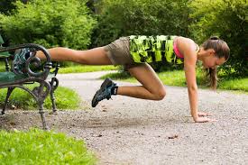 Wie du mit einer bank ein abwechslungsreiches gesäßtraining und beintraining machen kannst, dass z. Parkbank Workout Outdoor Stadt Workout Fast Uberall Eat Travel Workout