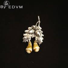 Creation De Bijoux A Partir De Dents De Daguet Biche Portraits Logos Blasons Graves Sur Objets En Etain Creation Bijoux Bijoux Creations