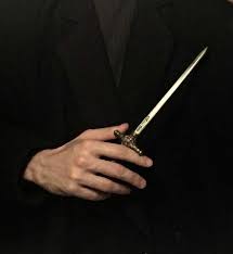 молчи скрывайся и таи и чувства и мечты свои Cartoons Aesthetics Maffia Fotografie Hand