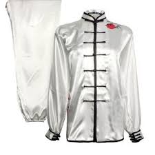 Afin de se sentir à l'aise dans l'exécution des mouvements, une tenue légère, souple et confortable (veste à manches longues) en coton de préférence suffit ( exemples de tenues traditionnelles ). Kung Fu Tai Chi Chuan Qi Gong Boutique Arts Martiaux