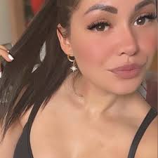 Camilo una vez dijo: “Sabía que ella merecía algo mejor, pero sabía que me  dolería verla al lado de alguien más, entonces mejoré, mejoré por amor,  mejoré para no perderla. Y creo