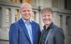 Hjemme på gården er også de som betyr mest for ham, hans kone. Held Auge Med Di Okonomiske Framtid Senterpartiet
