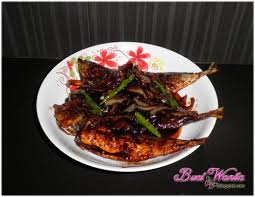 4 ekor ikan cencaru (lumur kunyit dan garam), cili kisar (1senduk), bawang putih/merah/halia (kisar), kayu manis, bunga lawang, bawang merah hiris bulat, cili merah (hiris dan potong), kicap manis, sos cili, sos tomato, sos tiram, Resepi Ikan Kembung Goreng Kicap Resepikek Camored Com