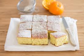 Iniziamo a preparare la ciambella soffice all'arancia, in una ciotola rompiamo le uova e iniziamo a mescolare con le fruste elettriche, aggiungiamo poi cospargiamo la superficie del ciambellone con un po' di zucchero. Torta Soffice All Arancia E Olio Extravergine D Oliva Molino Chiavazza