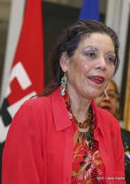 DANIEL : "Es el Pueblo nicaragüense también, acompañado de Rubén, el que  coloca esta Medalla y el que nos honra a nosotros de colocar la Orden Rubén  Darío a est@s Querid@s y