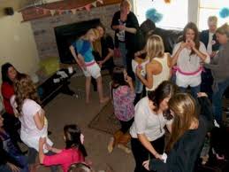 Para animar el ambiente en una tarde entre amigas no debería hacer falta mucho con este juego crearás muchas situaciones divertidas y lapsus linguae, ya que la palabra bebé queda desde el comienzo prohibida. 15 Juegos Para Baby Shower Realmente Divertidos 2020 Con Fotos