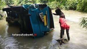 Obyek wisata waduk gajah mungkur 0.3 km. Angkot Cisaat Cibadak Masuk Jurang Kedalaman 30 Meter