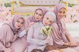 Pada busana kebaya, kain brokat tidak hanya memperindah tampilan. 10 Inspirasi Model Baju Bridesmaid Untuk Perempuan Hijab