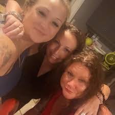 Linda Passmore's Instagram, Twitter & Facebook