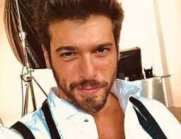 Diletta leotta e l'attore turco can yaman, . Can Yaman Fidanzato La Foto Con Una Ragazza Mora Fa Mormorare Il Web