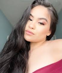 Ashley Toman's Instagram, Twitter & Facebook