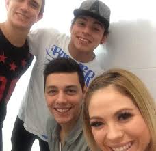 Ex integrantes de acabatelo antes y despues 3/? •Dan castillo (chicharito)  •Portador del chaleco rosa •Estuvo en acabatelo desde el 2014 •Fue uno de  los meseritos mas guapos que tuvo acabatelo °Actualmente