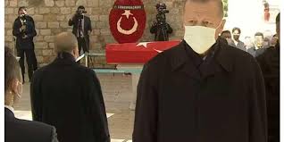 Burhan kuzu'nun cenaze terörenine katılan cumhurbaşkanı erdoğan şunları kaydetti kayseri develi'de 1955'te dünyaya gelen burhan kuzu, i̇stanbul üniversitesi hukuk fakültesini bitirdi. Burhan Kuzu Son Yolculuguna Ugurlandi Memurlar Net