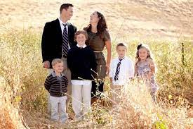 Great Article 50 Outstanding Examples Of Family Photography It S Time To Start Thinking About O Family Portrait Photography Family Photos Family Photo Pose