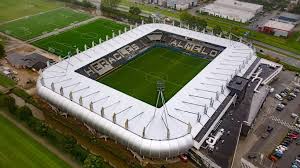 Polman Stadion Es Un Estadio De Futbol Ubicado En Almelo Paises Bajos Tiene Una Capacidad Para Albergar A 13 500 Aficionados Su Equ Voetbal Kunstgras Velden