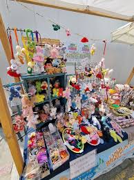 나 20살부터 지금 45살까지 총 25년 차 공방겸 부자재쇼핑몰 운영자야 20살땐 다음카페에서 귀걸이나 브로치 만들어서 사진찍어 팔거나  노점했구 (부업으로) 본격적으로 악세사리업 한건 32살때 부터야 처음으로 사업자 내서 남대문에서 돈벌었어 그돈으로 집도사고 애들도