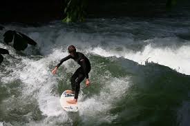 Surfer Im Kalten Eisbach Surfer Surfen Englischer Garten