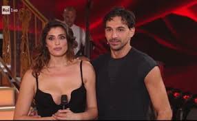 Pagina ufficiale di elisa isoardi. Ballando Con Le Stelle Incidente Di Percorso Per Elisa Isoardi Intervenuti I Fisioterapisti La Foto Che Allarma I Fan Libero Quotidiano