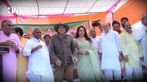 One of them decided to include dharmendra in the conversation and. Gao Walon Basanti Ke Liye Vote Karna Actor Dharmendra With Wife Hema Malini In Mathura Hw English