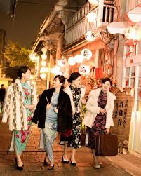 Winter Is Coming 終於告別艷陽 大家的腋下是否已恢復舒爽的狀態旗跑冬季的體驗 也添入絨質和毛料的復古旗袍 還準備了披肩和假皮草免費提供女孩搭配使用喔 女孩想跟上季節限定的夜上海 記得準備高跟鞋和妳的大紅口紅啊 旗跑攝影師金詩玟