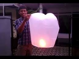 Mau tahu bagaimana cara membuat lampu hias yang satu ini? Cara Membuat Lampion Terbang Dengan Bahan Sederhana Sekilas Bahan