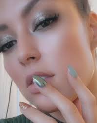 Und nun gibt es wieder neue aufnahmen mit ihrer kleinen schwester helena. Rebecca Mir Maybe This Look Already Gives You Some New Years Eve Inspo Facebook