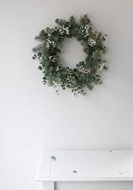 Décrochez toutes les feuilles de vos branches d'eucalyptus. Realiser Une Couronne Du Temps Des Fetes Trois Fois Par Jour