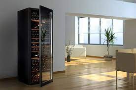 Pour monsieur, la cave à vin peut être considérée comme un meuble et il est en général assez fier de pouvoir la mettre au beau milieu du salon. Des Caves A Vins Design Qui S Invitent Dans Votre Salon Cave Climadiff Cave A Vin Cave A Vin Design Cave A Vin Electrique