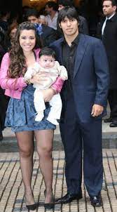 Las enormes diferencias entre gianinna maradona (31) y sergio el kun agüero (32) sobre la crianza de su hijo benjamín (11) siguen a la orden del día. El Clan Maradona Declara La Guerra A El Kun Aguero Gente Y Famosos El Pais