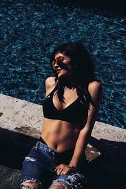 Be a part of kylie jenner ny summer and help this celebrity fashionista find the perfect look for a hot day in the city! Daily Fashion Kylie Jenner Summer Style With Victoria Beckham Sunglasses Nawo