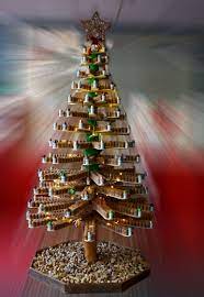 Ecco per voi oggi una selezione di 20 idee fai da te per creare delle bellissime decorazioni con i tappi di sughero per il tuo albero di natale. Albero In Sughero Alberi Di Natale Sughero Alberi