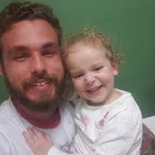 Jovem adota filha de sua melhor amiga para que ela não cresça sem pai