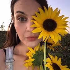 Vanessa Bricker's Instagram, Twitter & Facebook