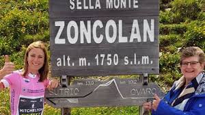 'je weet nooit hoe een koe een haas vangt' annemiek van vleuten praat met verslaggever han kock voor de start van de nk wielrennen in drenthe. Van Vleuten Geeerd Met Bord Op Zoncolan Omroep Gelderland