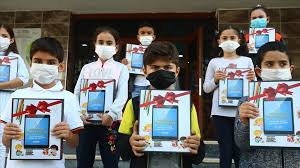 Eşitsizliğini ortadan kaldırmak için ihtiyaç sahibi öğrencilere internet paketi yüklü tablet dağıtmaya karar verdiklerini aktardı. Bagcilar Da Ihtiyac Sahibi 1000 Ogrenciye Tablet Dagitimi Basladi