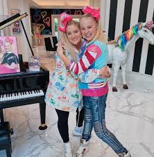 Jojo siwa is a young american internet celebrity and dancer, who was born in 2003 in nebraska. Pop Crave Auf Twitter Meghan Trainor Jojo Siwa Hang Out In New Instagram Photos We Decided We Are Twins I Love U Meghan Trainor Had A Blast Today I Can T Wait For