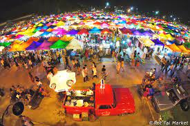 Pasar malam ini diadakan pada setiap hari rabu dan hari sabtu bermula jam 5:00 petang sehingga jam 10:00 malam. 10 Pasar Malam Di Thailand