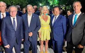 Χωρίς τον γιώργο πατούλη αλλά όχι μόνη της είπε χριστός ανέστη η μαρίνα πατούλη. Marina Patoylh Entypwsiakh H Paroysia Ths Sthn 66h An8okomikh Ek8esh Khfisias In Gr