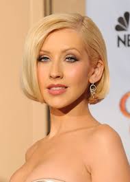 The bright blonde short hair and red highlights totally complement the skin tone. Christina Aguilera Short Blonde Bob Hairstyle With Bangs Hairstyles Weekly