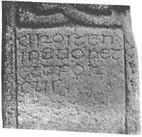 Bir tarafında haç oyulmuş, diğerinde semboller olan düz dikdörtgen bir taş. Drosten Stone Wikipedia