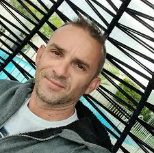 Training at less crowded airfield or big airport?